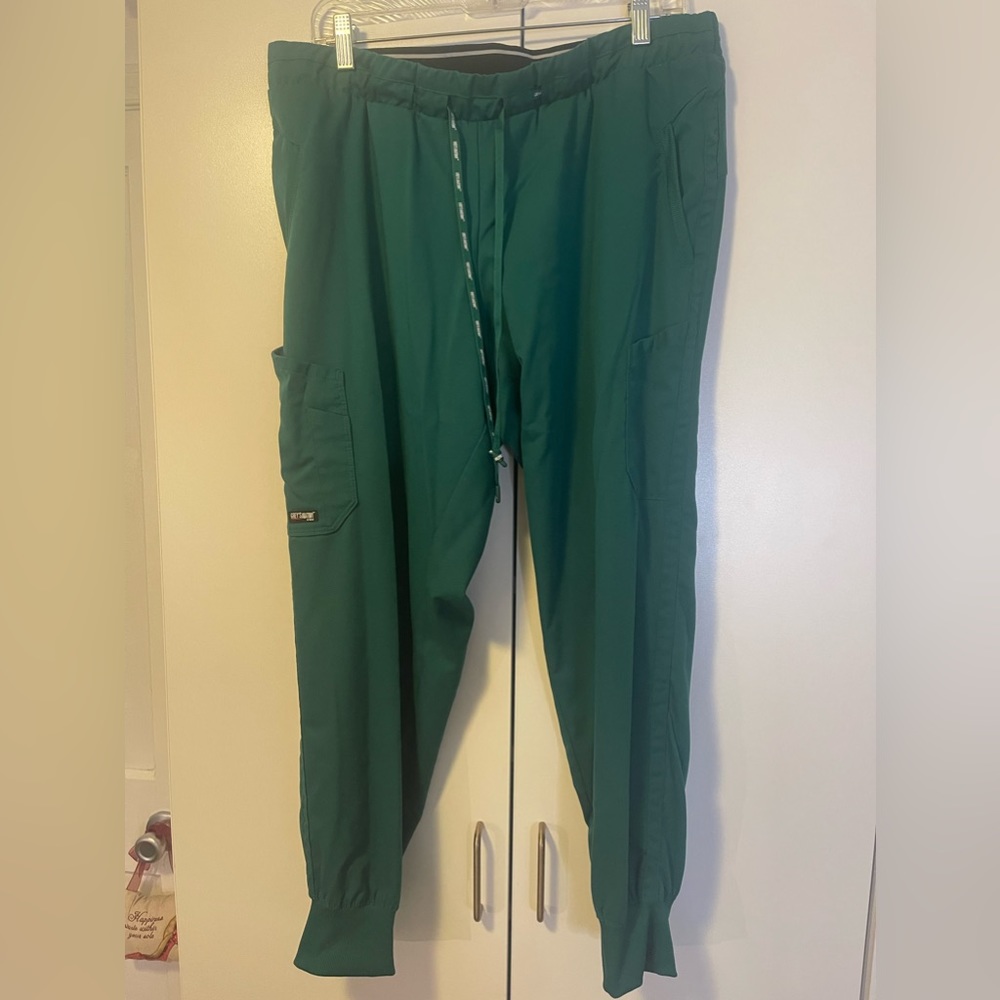 Barco One by Grays anatomy pant and top set